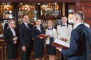 Hotelpersonal bei Meeting