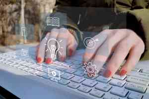 Hände auf Tastatur mit Icons