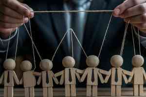 Puppenspieler im Anzug mit Holzpuppen